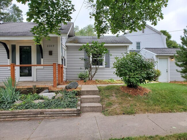 Building Photo - Adorable 2 bedroom with a bonus room!