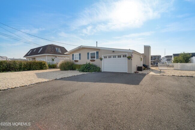 Primary Photo - 825 Leeward Dr