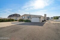 Building Photo - 825 Leeward Dr