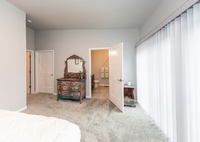 Building Photo - Urbanite Living near Downtown 3 Bed End Unit Townhouse