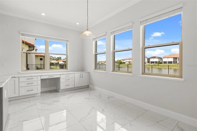 Building Photo - 10511 Royal Cypress Way