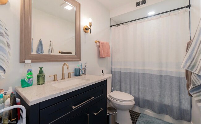 Building Photo - 924 W Wrightwood Ave