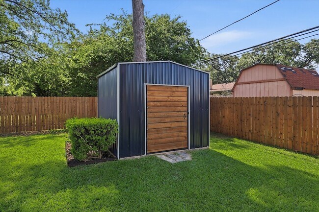 Building Photo - 217 E Louella Dr