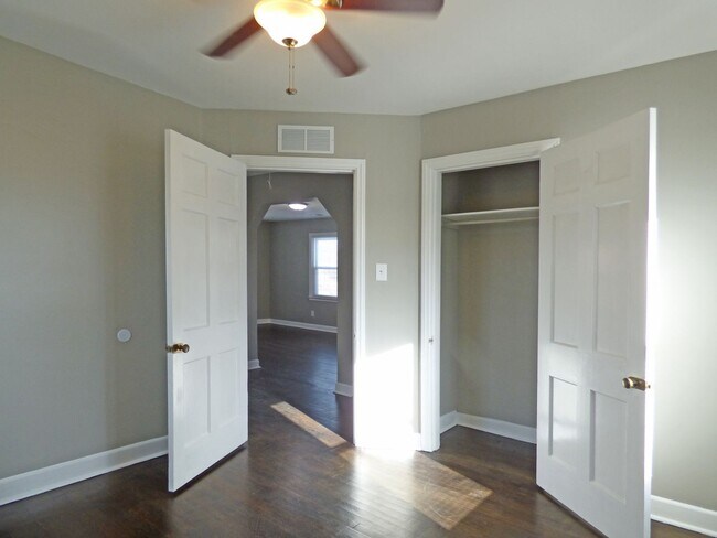 Building Photo - 206 Broadview Dr