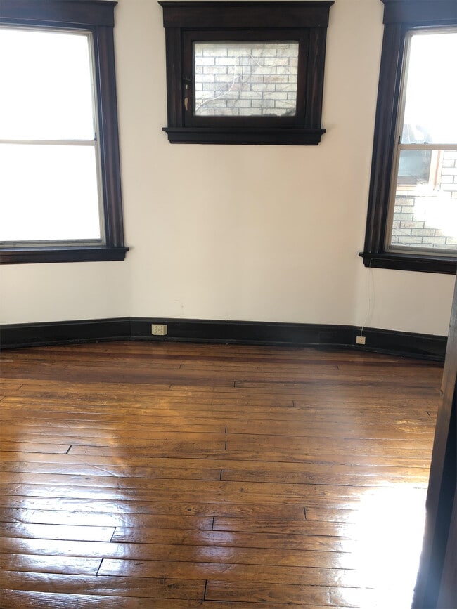 Building Photo - 2346 Ravine St
