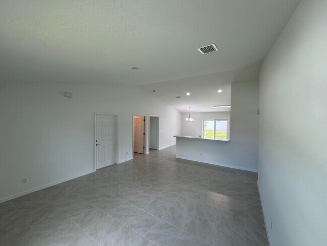 Building Photo - 532 SW Buswell Ave