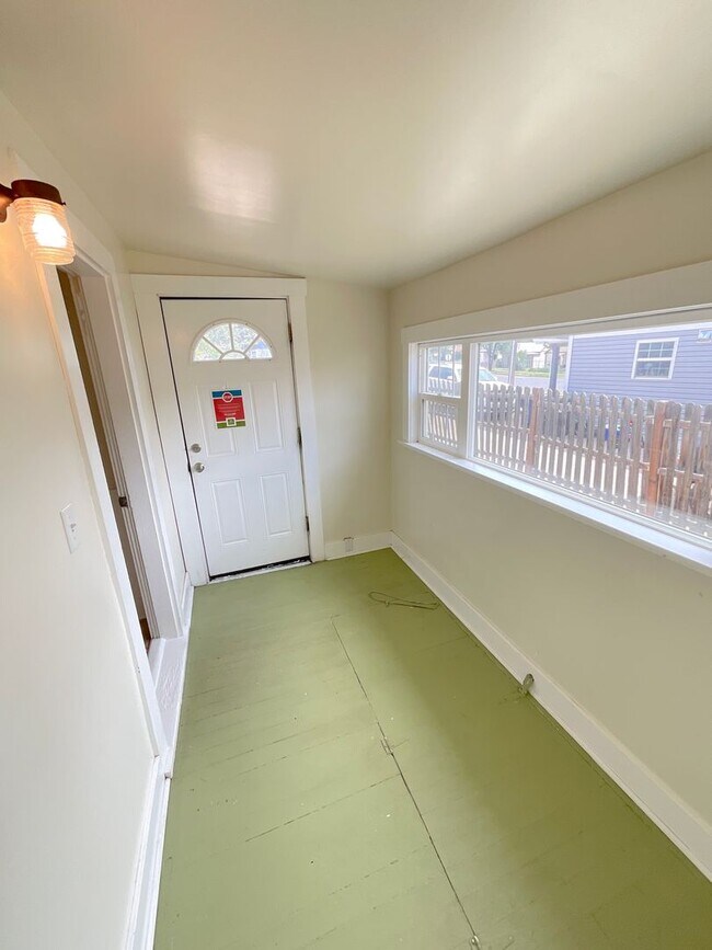 Building Photo - 2 Bedroom Home Available Near Pikes Peak Ave & S Institute St!