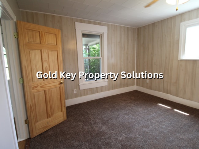 Building Photo - Updated 2 BR 1 BA House with Garage and Ce...