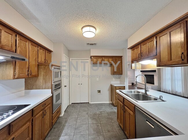 Building Photo - Lovely 4/2/2 Located in Desirable S. Arlin...