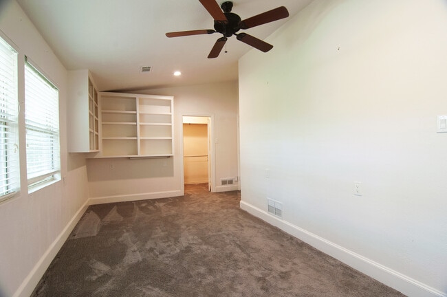 Building Photo - 6940 Brookshire Dr