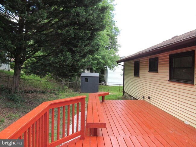 Building Photo - 5515 Helmont Dr
