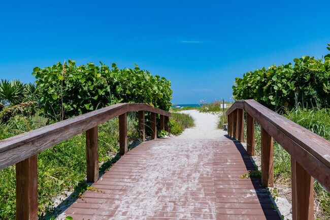 Building Photo - 39 Tulip Ave