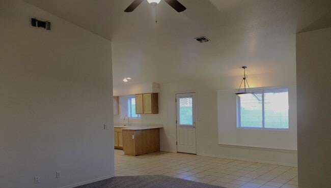 Building Photo - 3+2 Stylish and comfortable place to call home!