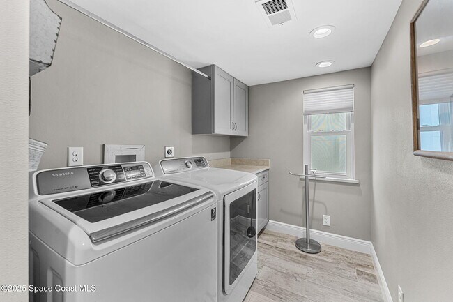 Building Photo - 995 N Hwy A1A