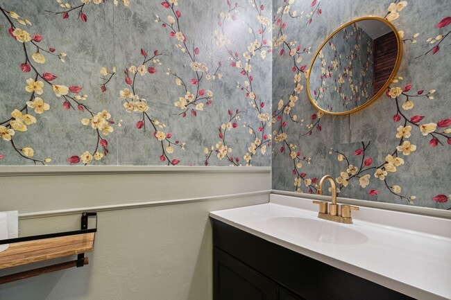 Building Photo - Really Cool, Spacious 3br Townhome with De...