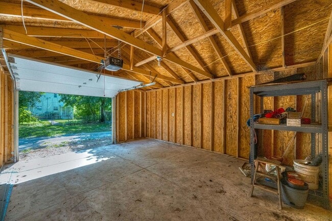 Building Photo - 906 S Champion Ave