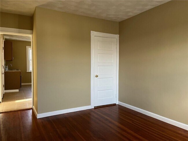 Building Photo - 5 Ryan Ave