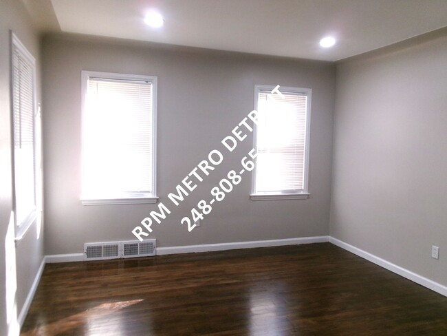 Building Photo - MOVE IN READY 3 BEDROOM BUNGALOW in DETROIT