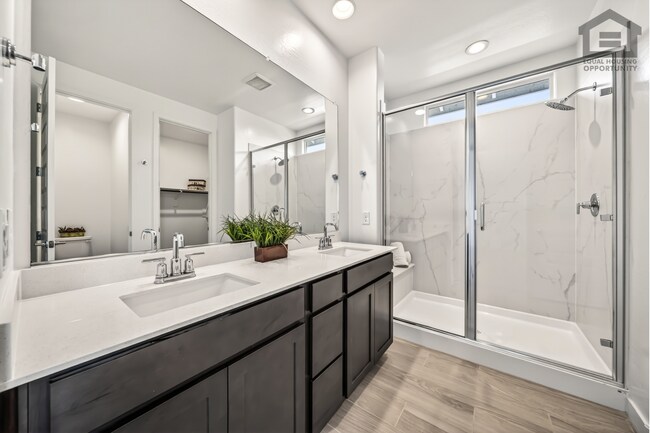 Building Photo - 4Bed/3Bath House at Thomas Rd/99th Ave! Ready for Immediate Move-In! -- Mother-In-Law Suite W/Pri...