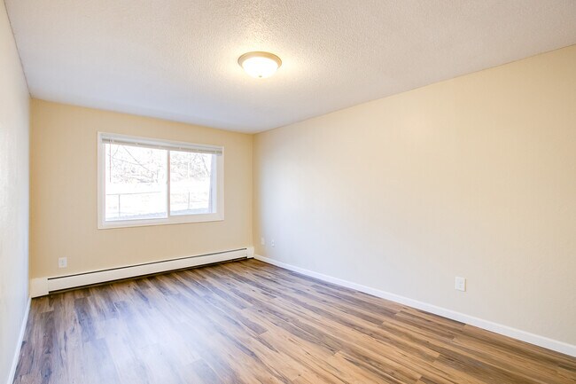Building Photo - 1337 Arkwright St N