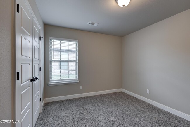 Building Photo - 2030 Mardale Cir