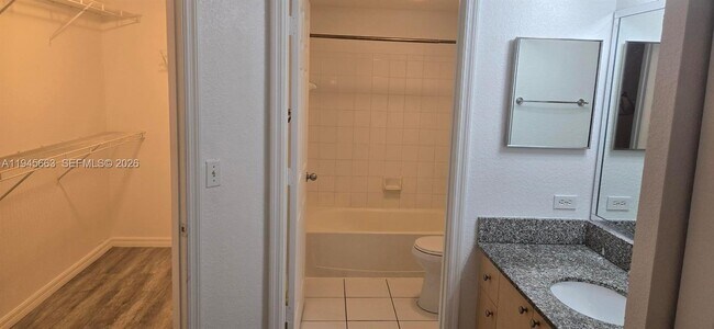 Building Photo - 2589 Centergate Dr