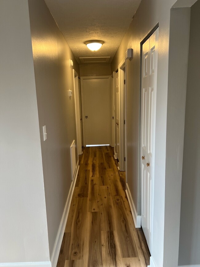 Building Photo - 119 Lakeview Dr