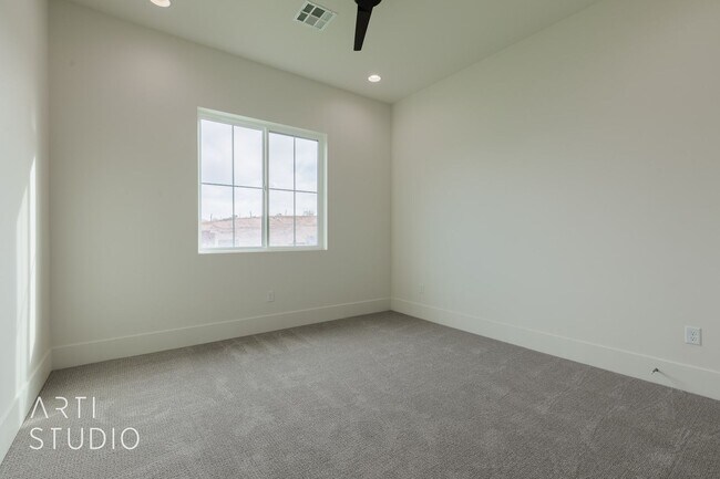 Building Photo - Beautiful Fully Furnished 3 bedroom, 2.5 B...