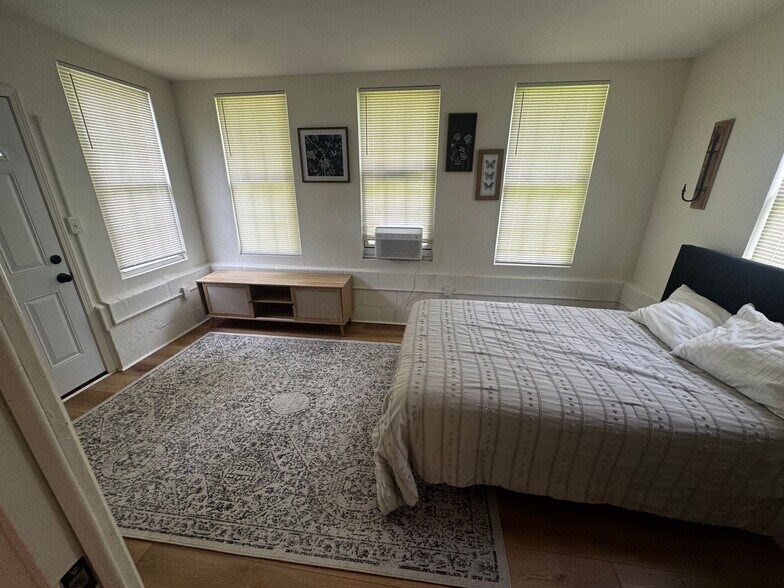 Building Photo - Room in Single Family Home on Evans Dr SW