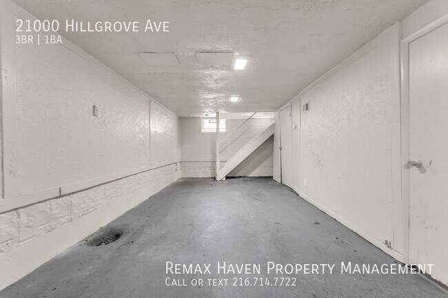 Building Photo - 21000 Hillgrove, Maple Hts - Gorgeous 3 be...