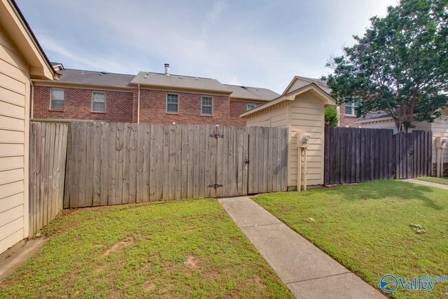 Building Photo - 1008 Heatherwood Dr SE