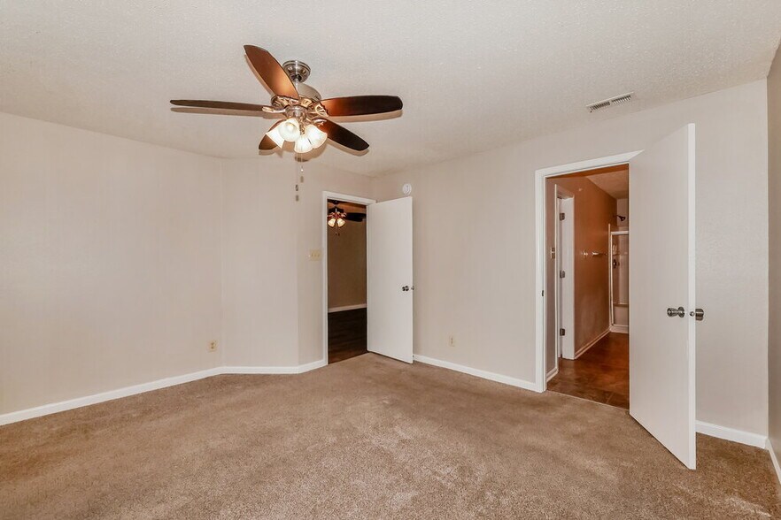 Building Photo - 613 Fern St