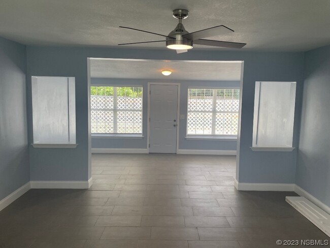 Building Photo - 255 Oak Ln