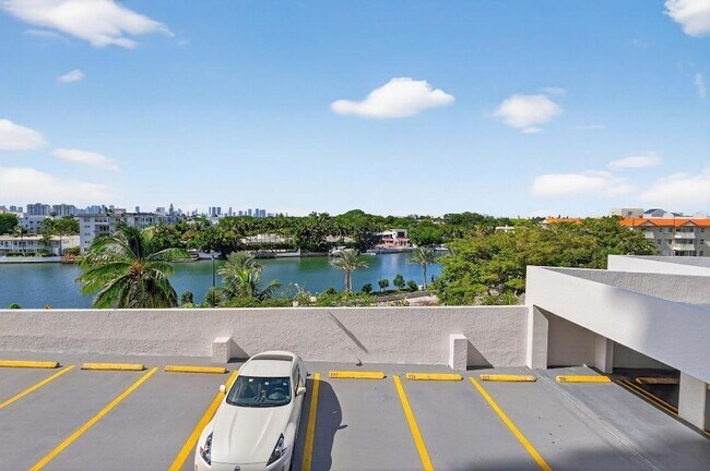 Building Photo - 2555 Collins Ave