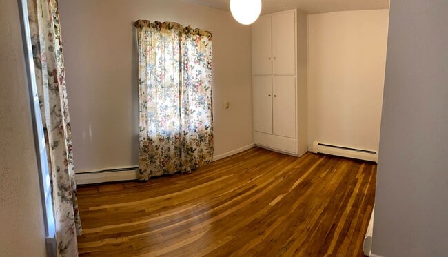 Building Photo - 4 Bedroom 1.5 Bath House with Washer and D...