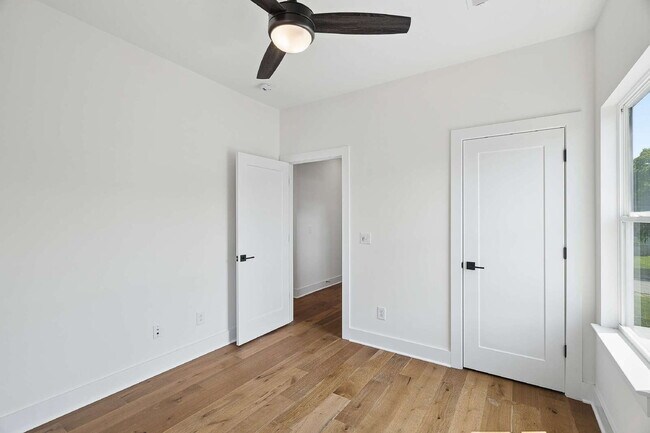 Building Photo - "Chic Nashville Townhouse: 3 Beds, 3 Baths, with Granite Elegance & Cozy Fireplace!"