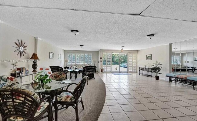 Building Photo - 1516 S Lakeside Dr