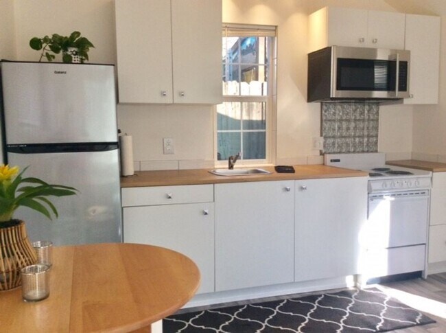 Building Photo - 1178 E 8th St