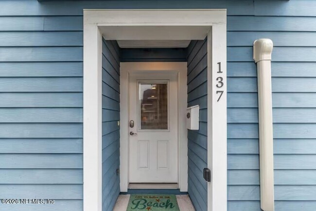 Building Photo - 137 6th Ave S