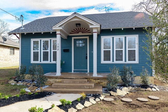 Building Photo - 102 E Val Verde St