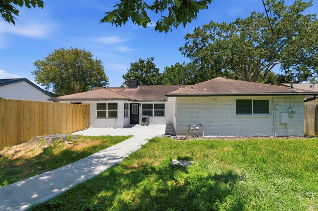 Building Photo - 6211 Dumfries Dr