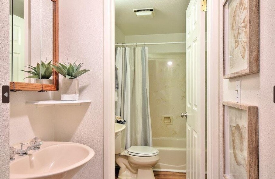 Building Photo - 2401 Park Blvd unit 3a