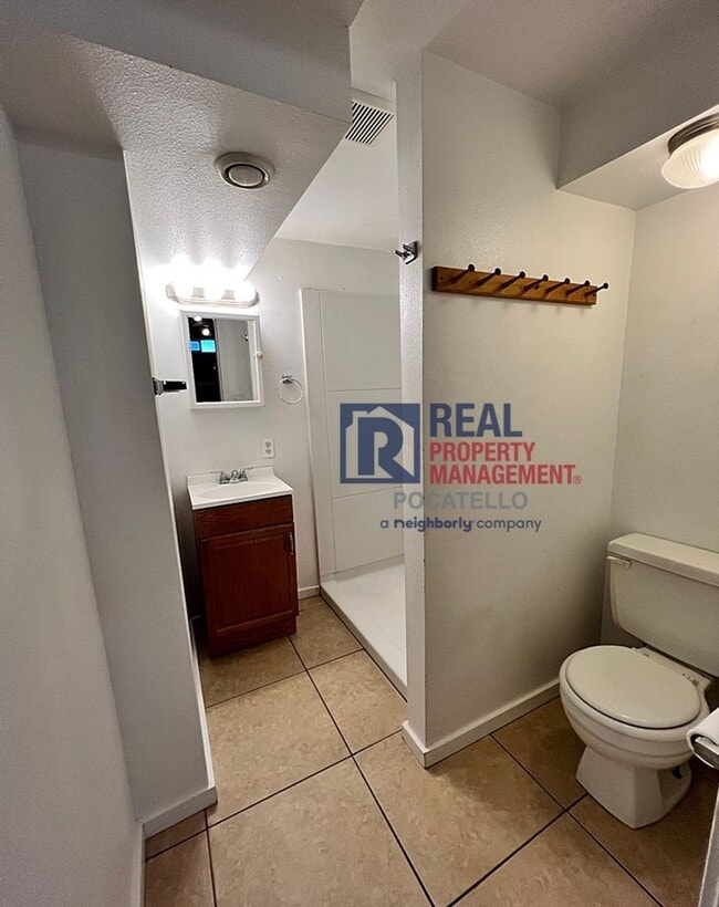 Building Photo - 4 bedroom 2 bath - 1 Car Detached Garage -...