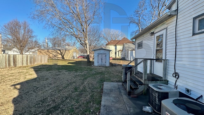 Building Photo - 130 W 10th St