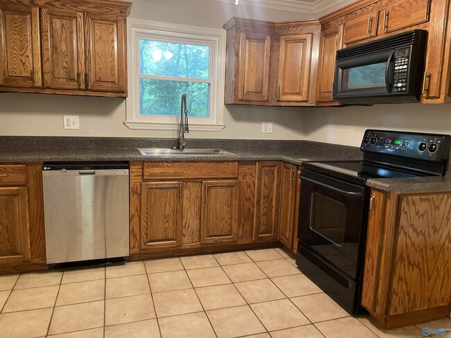 Building Photo - 505 Greenacres Dr NW