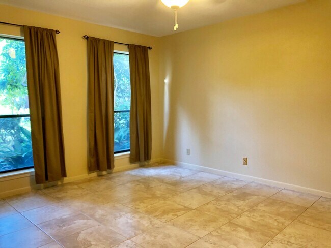 Building Photo - 4305 Center Oak Wds