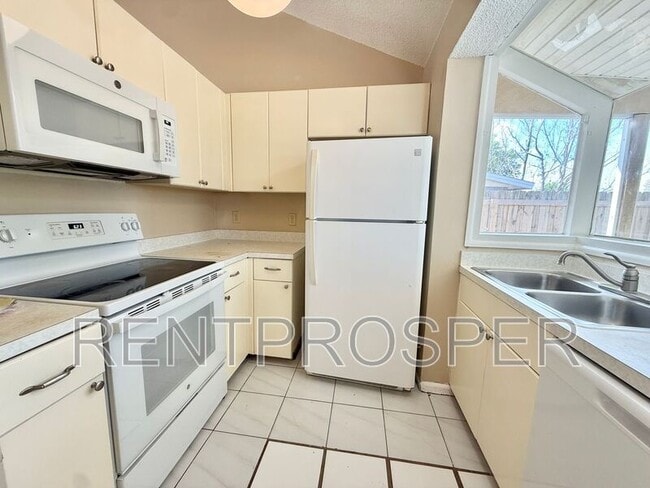 Building Photo - 3604 Spring Land Dr