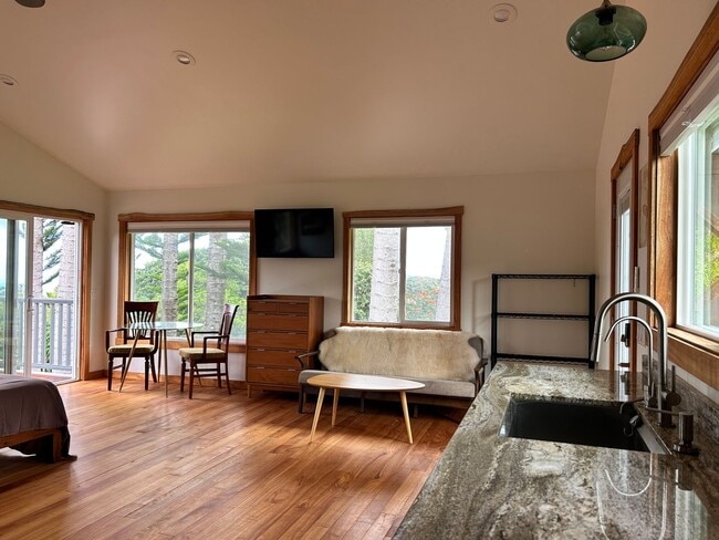 Building Photo - Furnished Luxury Ocean-View Studio | Hawi | Fiber + W/D