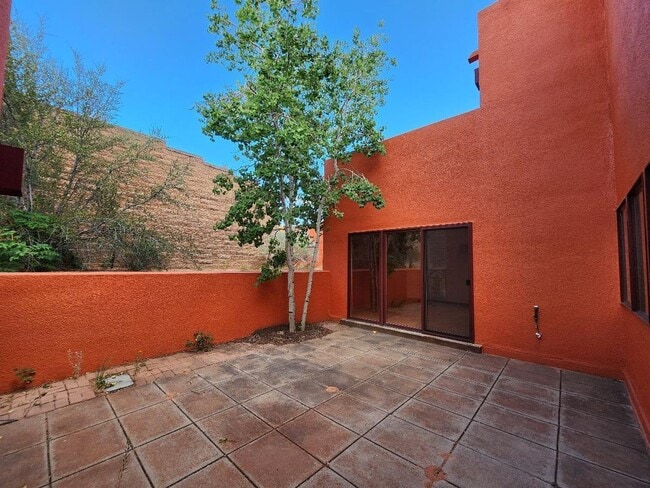 Building Photo - 617 Avenida Colima