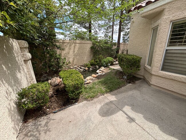 Building Photo - Beautiful 3 bed 2.5 bath townhouse in Spanish Trails!